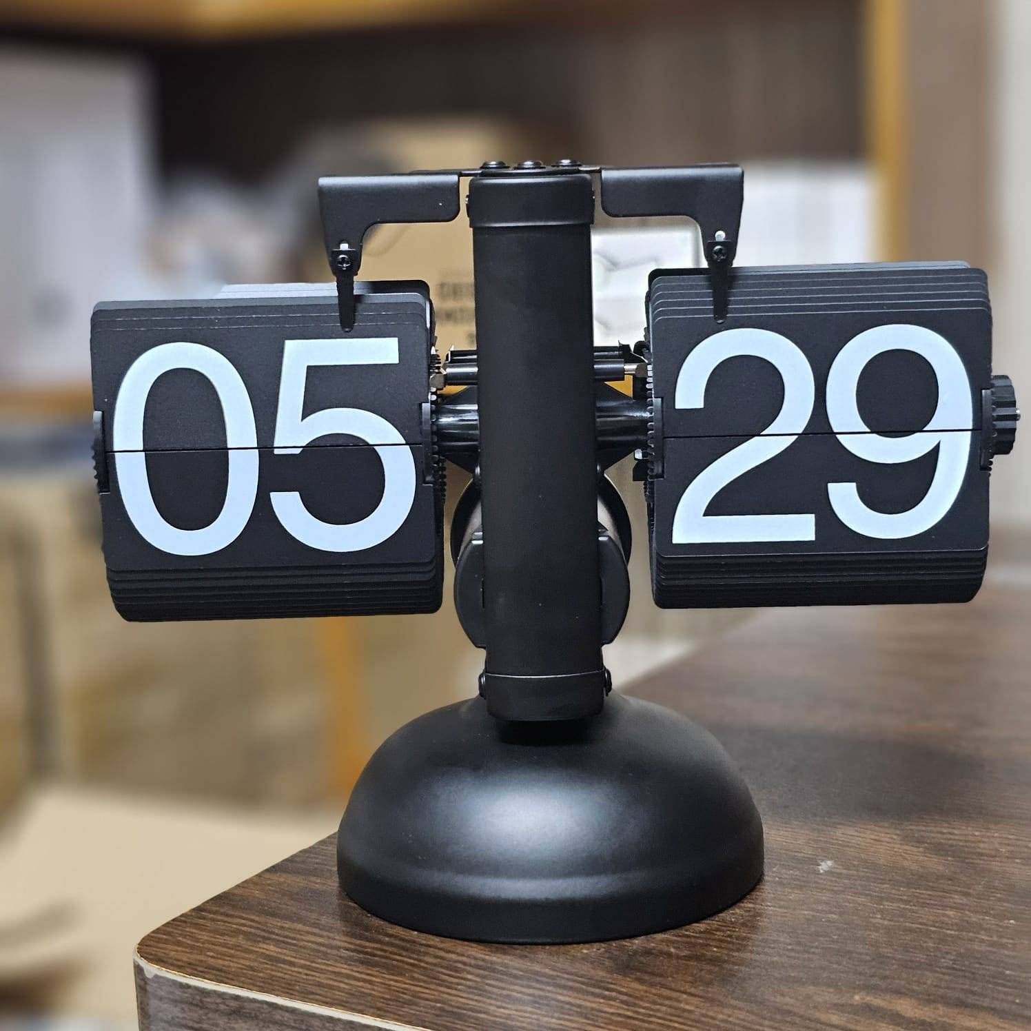 Retro Mechanical Flip Desk Clock Classic Design with Precision Timekeeping