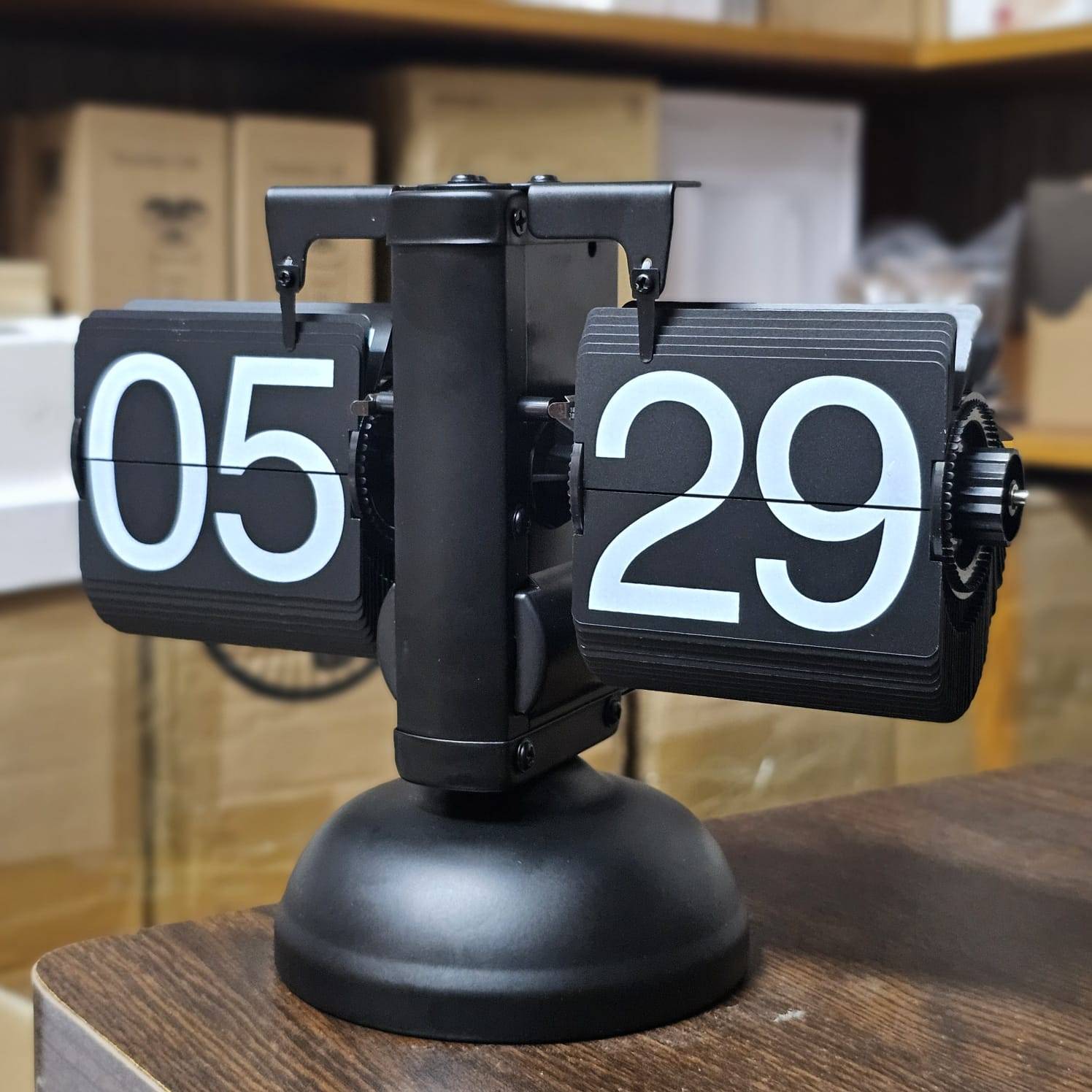 Retro Mechanical Flip Desk Clock Classic Design with Precision Timekeeping