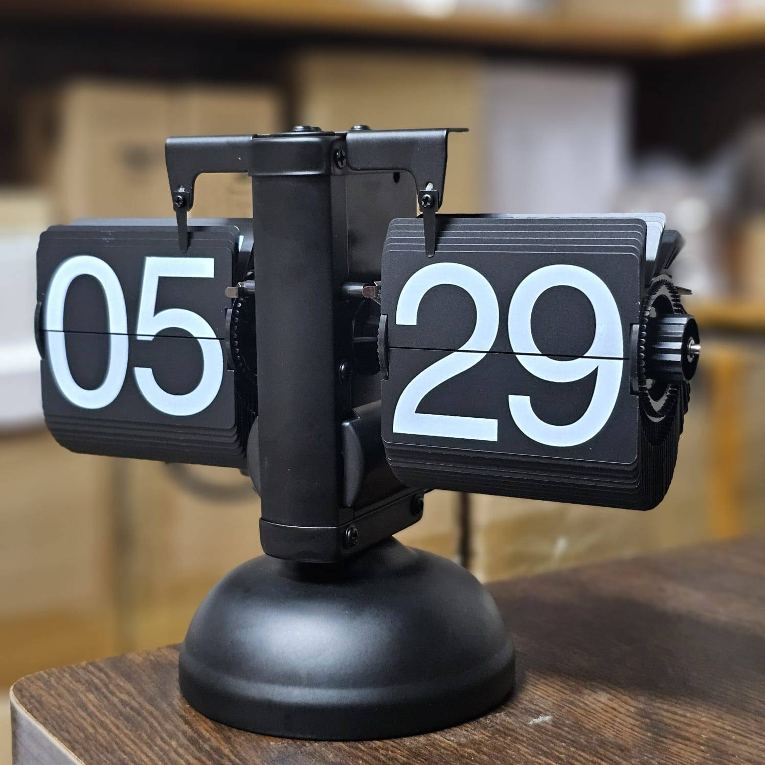 Retro Mechanical Flip Desk Clock Classic Design with Precision Timekeeping