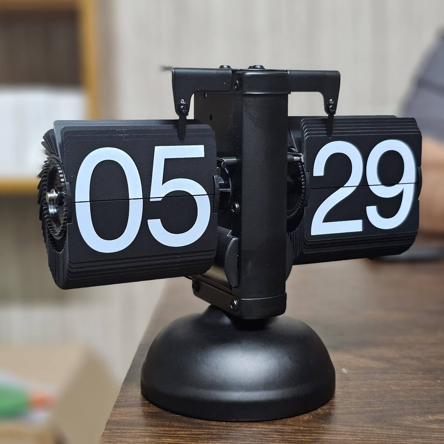 Retro Mechanical Flip Desk Clock Classic Design with Precision Timekeeping